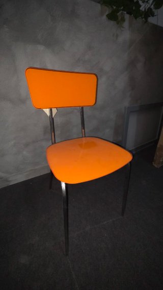 Silla naranja moderna
