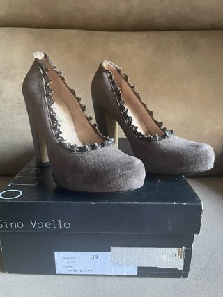 Zapatos de salón color piedra con volante