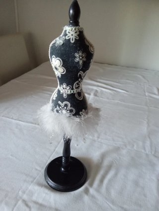 Colgador de collares con flores