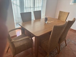 Mesa madera y 4 sillas ratán