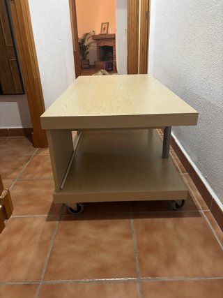 4 sillas y 2 sillones de ratan y mesa para tv