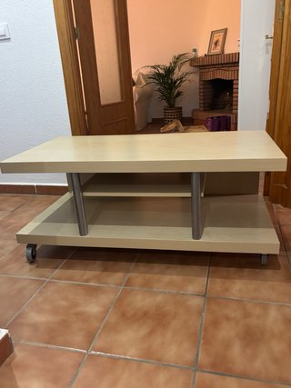 4 sillas y 2 sillones de ratan y mesa para tv