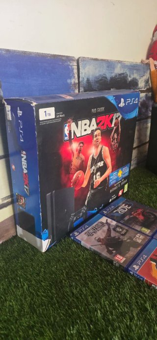Consola PS4 1TB + 4 Giochi
