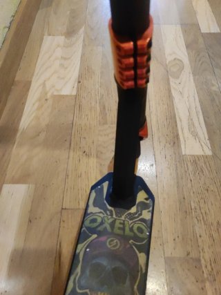 Patinete freestyle negro y rojo,