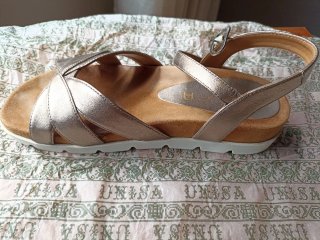Sandalias Unisa con un tono dorado. De piel.