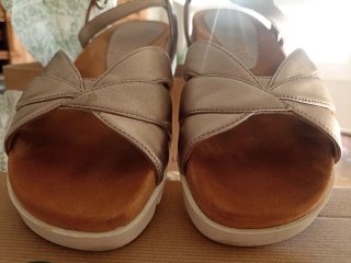 Sandalias Unisa con un tono dorado. De piel.