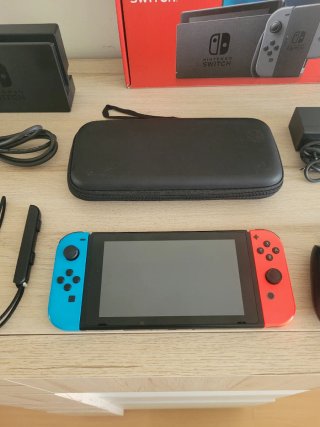 Nintendo Switch como NUEVA + Funda y accesorios
