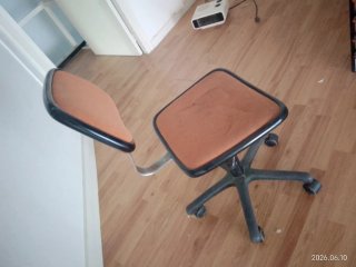 Silla de oficina naranja y negra