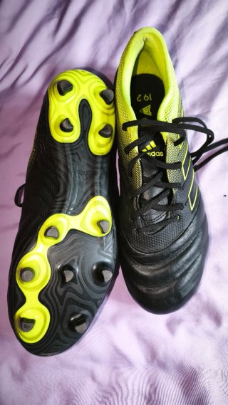 Botas de fútbol Adidas negras y amarillas