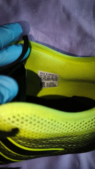 Botas de fútbol Adidas negras y amarillas