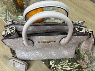 Bolso Guess rosa con monedero a juego