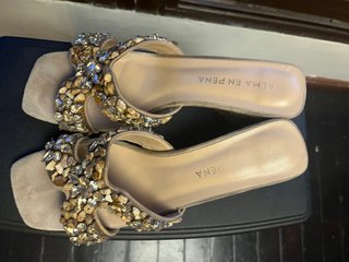Sandalias Alma en Pena Beige y Doradas