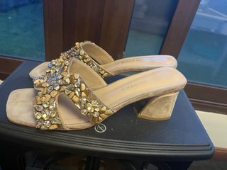 Sandalias Alma en Pena Beige y Doradas