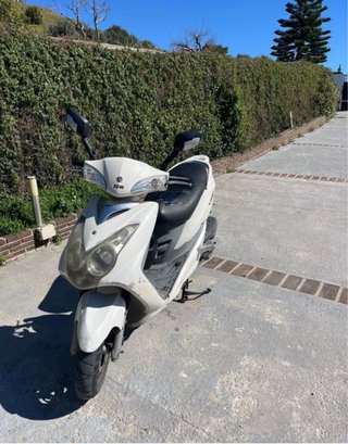 Moto SYM Jet Blanca Automática