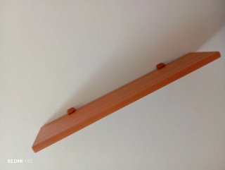 Estantería de madera color cerezo ,con sus herraje