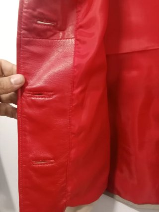 Chaqueta de cuero beige y roja