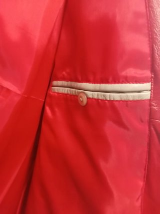 Chaqueta de cuero beige y roja