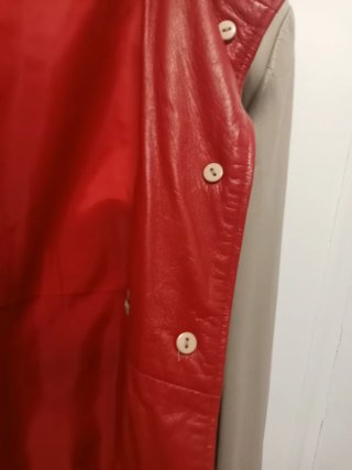 Chaqueta de cuero beige y roja