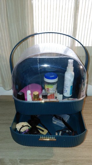 Organizador de cosméticos negro y dorado
