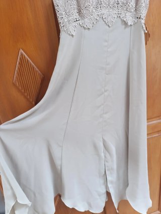 Vestido formal beige con encaje