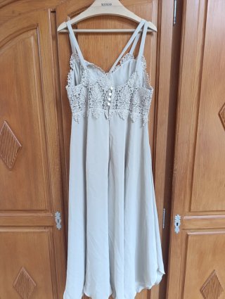 Vestido formal beige con encaje