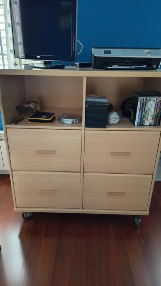 Mueble de madera con cajones y ruedas