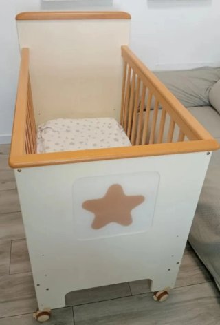 Cuna de madera con estrella