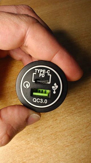 Caricabatterie alimentatore USB e USB-C da auto