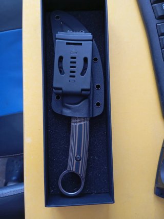 Cuchillo táctico con anilla. 5 mm de grosor.