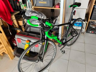 Bicicleta de carretera negra y verde