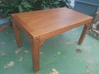 Mesa de comedor o terraza de madera hecha a mano