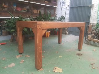Mesa de comedor o terraza de madera hecha a mano