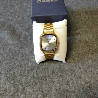 Reloj Casio Dorado y dial blanco