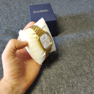 Reloj Casio Dorado y dial blanco