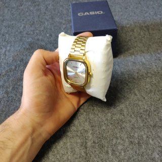 Reloj Casio Dorado y dial blanco