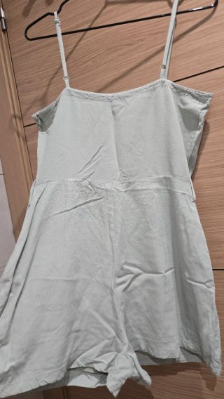 Mono corto verde con bolsillos
