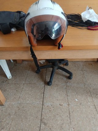 Casco de moto con diseño en muy buen estado