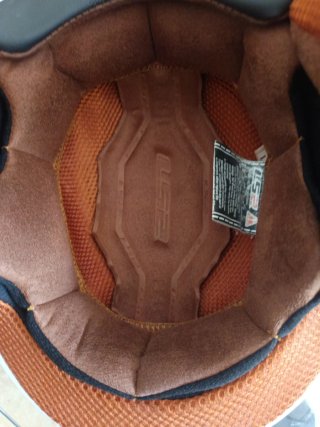 Casco de moto con diseño en muy buen estado