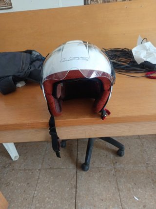 Casco de moto con diseño en muy buen estado