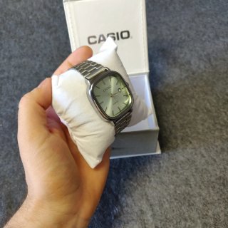 Reloj Casio vintage con dial verde menta