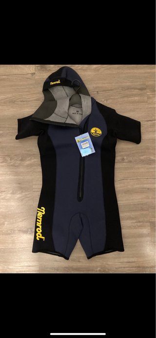Traje de neopreno corto con capucha