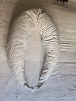 Cojín de lactancia gris con puntos blancos