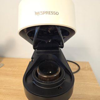 Cafetera Nespresso Vertuo Blanca y Negra