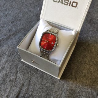 Reloj Casio plateado y dial rojo