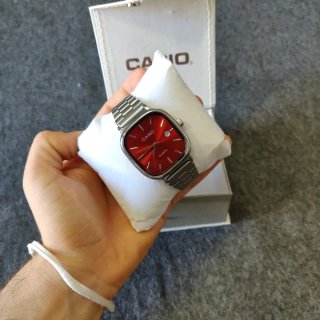 Reloj Casio plateado y dial rojo
