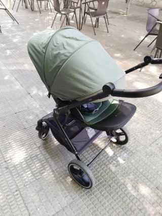 Carrito de bebé verde