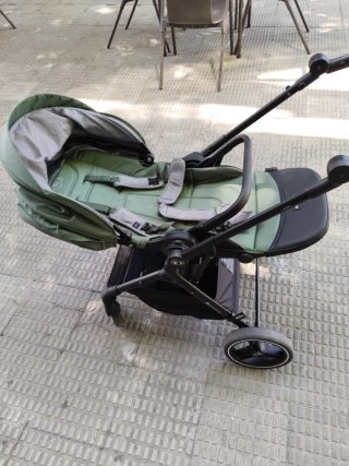 Carrito de bebé verde