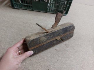 Cepillo carpintero antiguo madera y metal