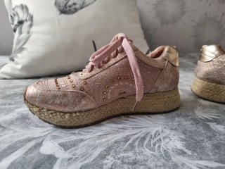 Zapatillas rosas y doradas con pedrería