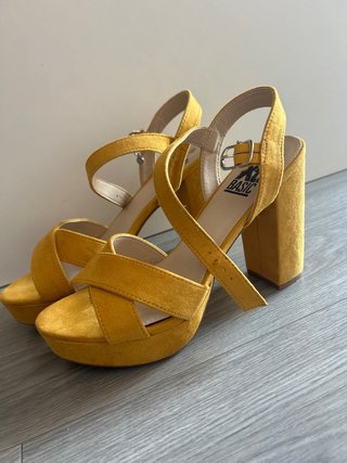 Zapatos de tacón Xti amarillos